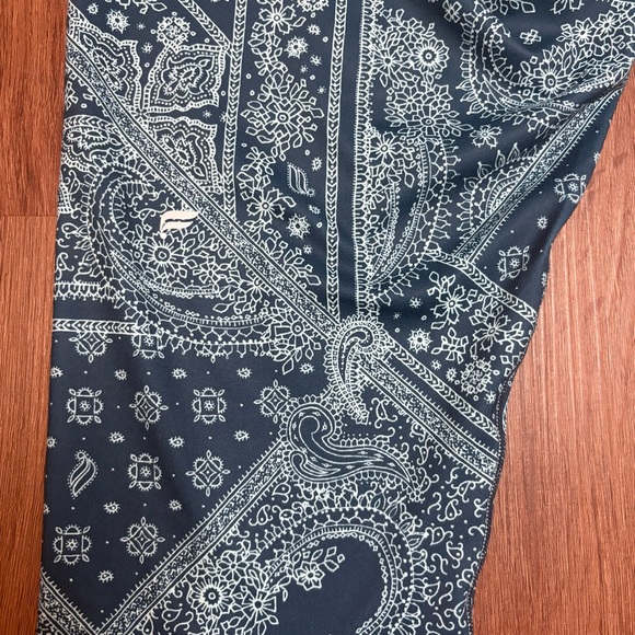 Fabletics High-waisted 7/8 Legging Blue Nova Bandana Tapioca‎ Sz L. - Picture 5 of 9